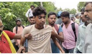 सरायकेला के लखनासिंह घाटी में भीषण सड़क हादसा, अज्ञात वाहन की टक्कर से बाइक सवार तीन युवक गंभीर घायल