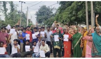 भदानीनगर महुआ टोला में ग्रामीणों ने बिजली विभाग की लापरवाही से अत्यधिक बिल आने का विरोध किया गया