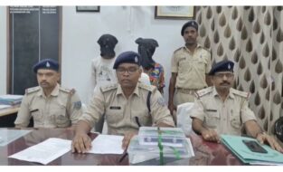 चाईबासा: महिला से बैग छिनतई मामले का खुलासा, दो आरोपी गिरफ्तार