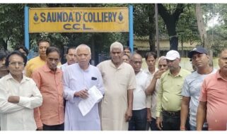 रामगढ़भुरकुंडा सौंदा डी पीओ कार्यालय में सौंदा बस्ती के रैयत विस्थापितों ने अपने विभिन्न मांगों को लेकर ज्ञापन सौंपा,