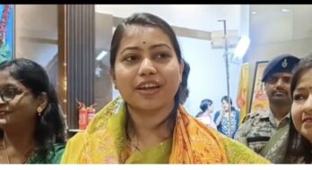 खेत में उतरीं विधायक पूर्णिमा दास साहू, महिलाओं के साथ की धान रोपनी, बचपन की यादें हुईं ताजा