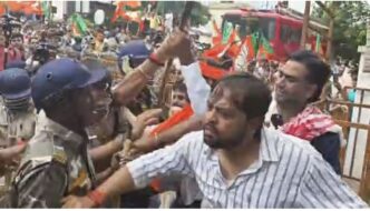 रांची में बीजेपी और कांग्रेस कार्यकर्ताओं के बीच हिंसक झड़प, लाठी-डंडे, ईंट, अंडे और पानी की बोतलें चलीं