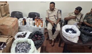 पलामू पुलिस की बड़ी कार्रवाई, अवैध शराब फैक्ट्री पर छापा, 13 पेटी शराब समेत भारी सामान जब्त