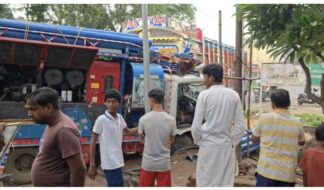 कोलडीहा में भीषण सड़क हादसा: तेज रफ्तार ट्रक ने बोरवेल वाहन को मारी टक्कर, तीन मजदूर गंभीर