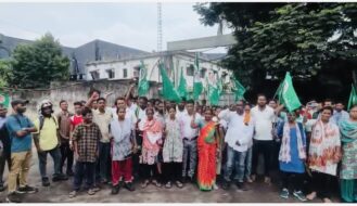 उषा मोड़ स्थित विजय श्री कंपनी का गेट जाम, मजदूरों के समर्थन में उतरे झामुमो नेता