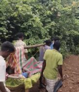 एंबुलेंस नहीं पहुंची, खाट पर मरीज को अस्पताल ले गए ग्रामीण; अधिकारियों को भी दुर्गम रास्ते ने दिखाई हकीकत