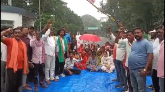बीएसएल कर्मी की मौत पर बवाल, आश्रित को नौकरी की मांग को लेकर अस्पताल गेट जाम
