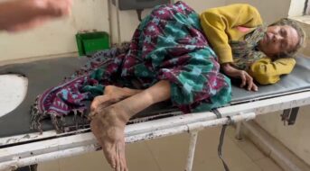 मलबे में दबी महिला को ग्रामीणों ने निकाला, इलाज में भी लापरवाही का आरोप; आवास और आर्थिक सहायता की उठी मांग