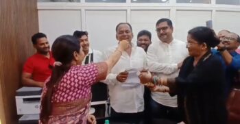 जब विरोधी हुए मेयर सुधा गुप्ता के मुरीद, प्रदर्शनकारी जदयू नेताओं को मेयर ने खिलाया लड्डू*