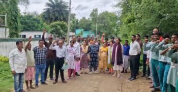 दमाकी-मानपुर सड़क की बदहाली पर ग्रामीणों का प्रदर्शन, शीघ्र मरम्मत की मांग