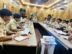 पाकुड़ में मासिक अपराध समीक्षा बैठक, एसपी ने दिए सख्त निर्देश