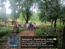 चिटामाटी टोला में सड़क नहीं होने से खटिया पर अस्पताल पहुंचाया गया मरीज, प्रशासन ने दी सफाई