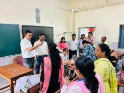 मतदाता सूची विशेष गहन पुनरीक्षण (SIR)-2026 के तहत आयुक्त, कोल्हान प्रमंडल एवं जिला निर्वाचन पदाधिकारी सह उपायुक्त ने किया मतदान केंद्रों का निरीक्षण