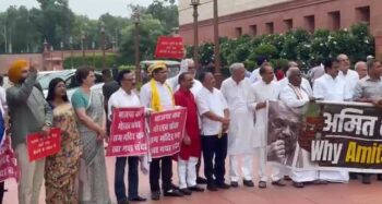 विपक्षी सांसदों ने चढ़ावा चोरी और छात्रों पर कार्रवाई को लेकर संसद परिसर में प्रदर्शन किया