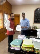 सांसद विद्युत वरण महतो ने चार महत्वपूर्ण सड़कों के निर्माण की स्वीकृति के लिए पथ निर्माण विभाग के सचिव को सौंपा ज्ञापन