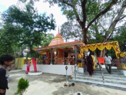 बहरागोड़ा: मधुआबेड़ा गाँव से 22 कांवरिया पैदल पहुंचे थाना परिसर शिव मंदिर