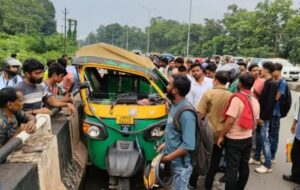 डिवाइडर से टकराया टेंपो, छह महिला यात्री घायल