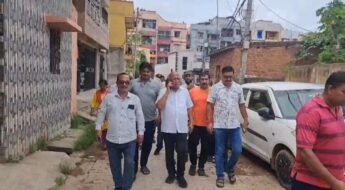 भाटिया बस्ती के विकास को लेकर एक्शन मोड में विधायक सरयू राय, पैदल भ्रमण कर सुनीं लोगों की समस्याएं