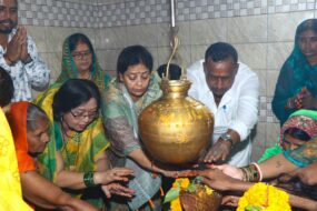 सावन की प्रथम सोमवारी पर पूर्व मंत्री बन्ना गुप्ता एवं मानगो मेयर सुधा गुप्ता ने की भगवान शिव की पूजा-अर्चना