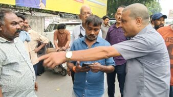 साकची पुराने कोर्ट के पास सड़क हादसा, बस की टक्कर से स्कूटी सवार युवक गंभीर रूप से घायल