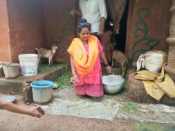 रेंगकर जलमीनार से लाती है पानी, बैटरी व्हीलचेयर के सहारे सपनों को उड़ान देना चाहती है मालती सिंह