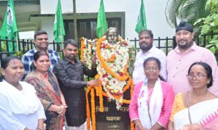 निर्मल महतो की शहादत को विधायक संजीव सरदार ने किया नमन, चमरिया गेस्ट हाउस में अर्पित की श्रद्धांजलि