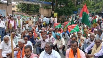 सम्मान पत्र नहीं मिलने से नाराज झारखंड आंदोलनकारियों का डीसी ऑफिस पर धरना, जल्द वितरण की मांग