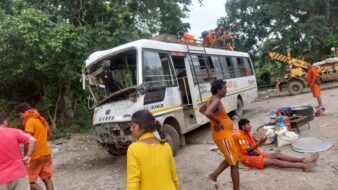 कोडरमा घाटी में कांवरियों से भरी बस दुर्घटनाग्रस्त, आधा दर्जन घायल