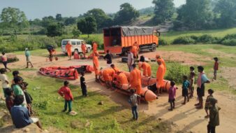 48 घंटे बाद भी खदान में डूबी महिला का नहीं मिला सुराग, आक्रोशित ग्रामीणों ने दो घंटे तक किया सड़क जाम
