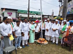 कांग्रेस कार्यालय में शान से लहराया तिरंगा, शहीदों के त्याग को किया नमन