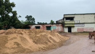 स्कूल परिसर में बालू का खेल? रात में स्टॉक, दिन में ढुलाई से उठे गंभीर सवाल*