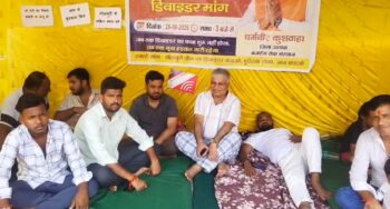 गोलमुरी में सड़क सुरक्षा को लेकर आंदोलन, डिवाइडर पूरा कराने की मांग पर तीसरे दिन भी भूख हड़ताल