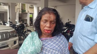 जनगणना कर्मी बनकर महिला के फ्लैट में घुसे बदमाश, मारपीट कर जेवर लूटे