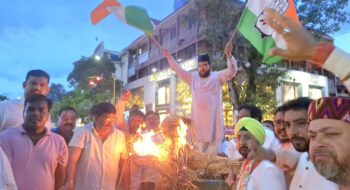 राहुल गांधी पर एफआईआर के विरोध में कांग्रेस ने बिष्टूपुर में फूंका केंद्र सरकार का पुतला