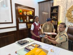छात्राओं ने वरीय पुलिस अधीक्षक को बांधी राखी छात्राओं ने वरीय पुलिस अधीक्षक को बांधी राखी