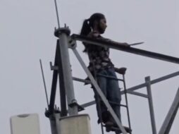 प्रेमी के पास जाने के लिए टावर पर चढ़ गई लड़की,नीचे उतारने के लिए पुलिस के छूट रहे पसीने