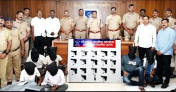 अकलूज पुलिस की बड़ी कार्रवाई: 17 अवैध हथियार और 47 कारतूस जब्त, 8 गिरफ्तार अवैध हथियार