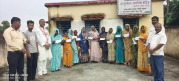 बखरी मोहनपुर पंचायत में कबीर अंत्येष्टि योजना के लाभुकों को मिला चेक कबीर अंत्येष्टि योजना
