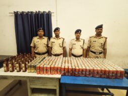 धनबाद स्टेशन पर ट्रेन से 130 लीटर शराब और बीयर बरामद RPF की स्पेशल टास्क टीम ने जनरल कोच से बरामद किए 6 बैग और 2 थैले.