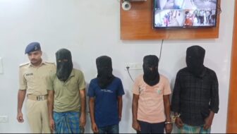 63 पासपोर्ट के साथ चार गिरफ्तार, विदेश में नौकरी का झांसा देने वाले गिरोह का पर्दाफाश