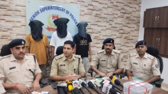 कदमा में चापड़ से हमला और चोरी के मामले में तीन गिरफ्तार, हथियार व10 लाखों के जेवर बरामद