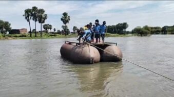 जान जोखिम में डालकर पीपा के सहारे स्कूल पहुंच रहे बच्चे