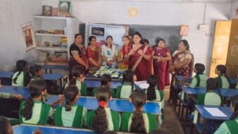 भूमिहार महिला समाज ने सरकारी स्कूलों में छात्राओं के बीच बांटे सेनेटरी पैड