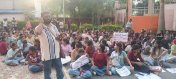मेस संचालक को हटाने और भोजन पानी मे सुधार को लेकर इंजीनियरिंग कॉलेज की छात्राएं भूख हड़ताल पर बैठीं