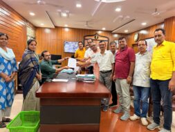 50 साल से सड़क-नाली की समस्या, पार्षद के नेतृत्व में उपायुक्त दरबार पहुंचे हरिओम नगरवासी
