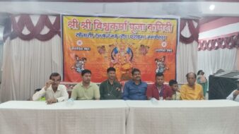 सोनारी विश्वकर्मा पूजा पंडाल पहुंचे समाजसेवी राजकुमार सिंह, पूजा समिति का बढ़ाया उत्साह