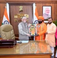 राज्यपाल संतोष गंगवार से मिले हनुमानगढ़ी के पुजारी राम सुंदर दास महाराज