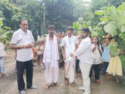 करम डाली लेकर निकले श्रद्धालुओं का तौलिया देकर स्वागत
