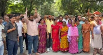 मनीफिट में टाटा कंपनी की बुलडोजर कार्रवाई का विरोध, सड़क जाम कर बैठे दुकानदार