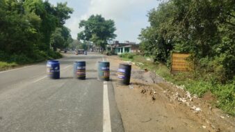 पावरू पहाड़ के पास सड़क पर रखे ड्रम बने परेशानी